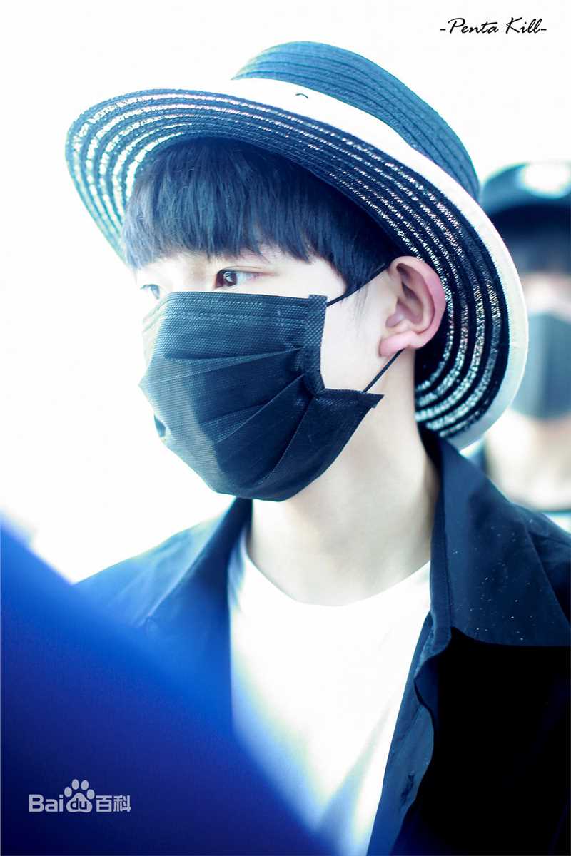 王源(Roy)的机场画报2016素颜照壁纸