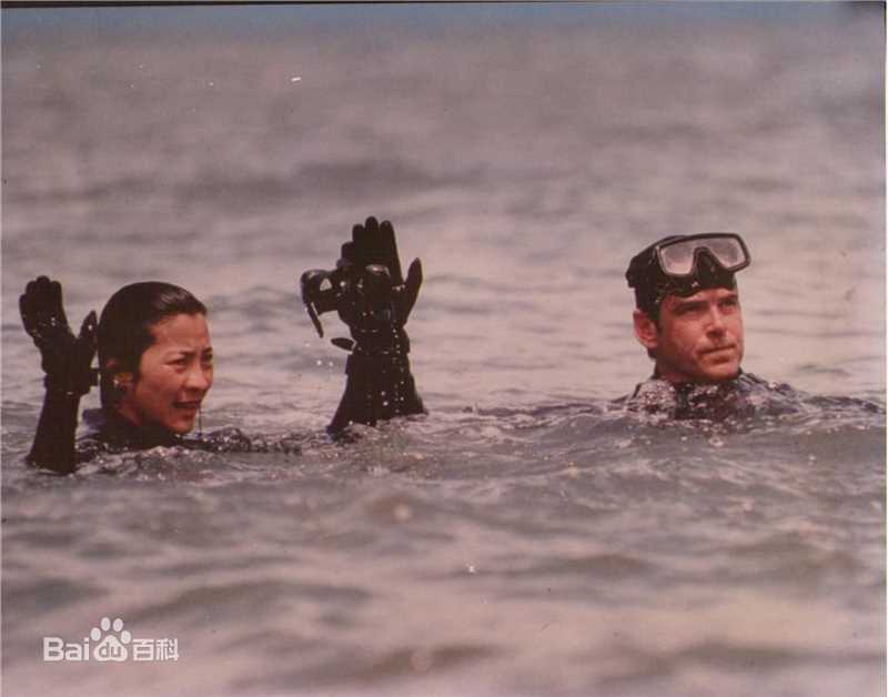 皮尔斯·布鲁斯南(Pierce Brosnan)在影片中的角色扮演图片图册