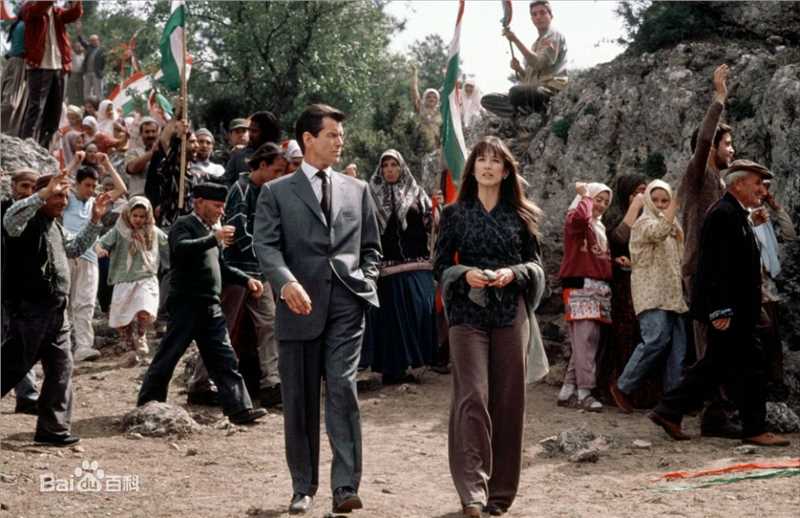 皮尔斯·布鲁斯南(Pierce Brosnan)在影片中的角色扮演图片图册