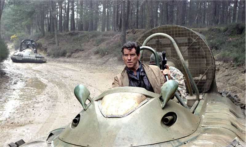 皮尔斯·布鲁斯南(Pierce Brosnan)在影片中的角色扮演图片图册