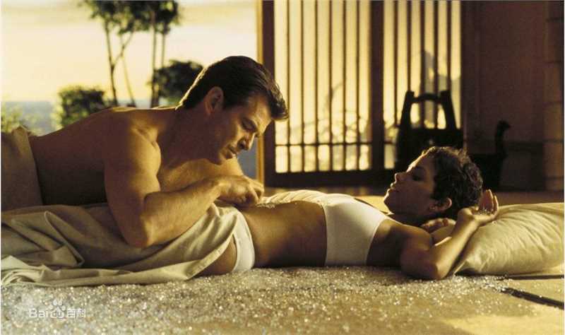 皮尔斯·布鲁斯南(Pierce Brosnan)在影片中的角色扮演图片图册