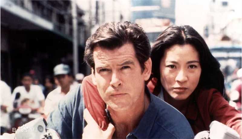 皮尔斯·布鲁斯南(Pierce Brosnan)在影片中的角色扮演图片图册
