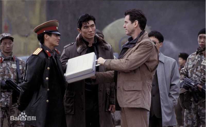 皮尔斯·布鲁斯南(Pierce Brosnan)在影片中的角色扮演图片图册