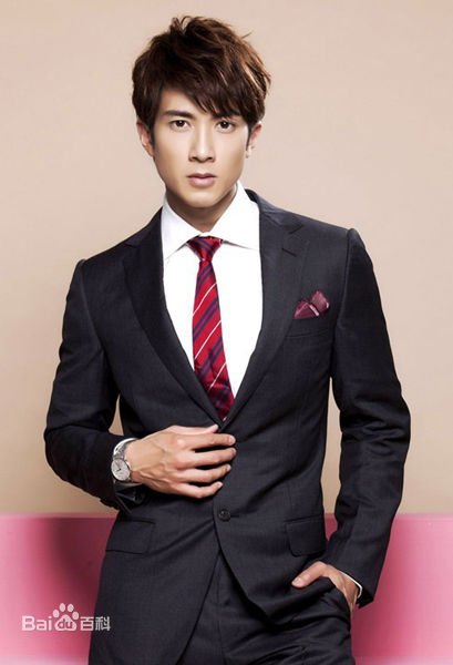 吴尊(Chun Wu)西装照性感图片壁纸