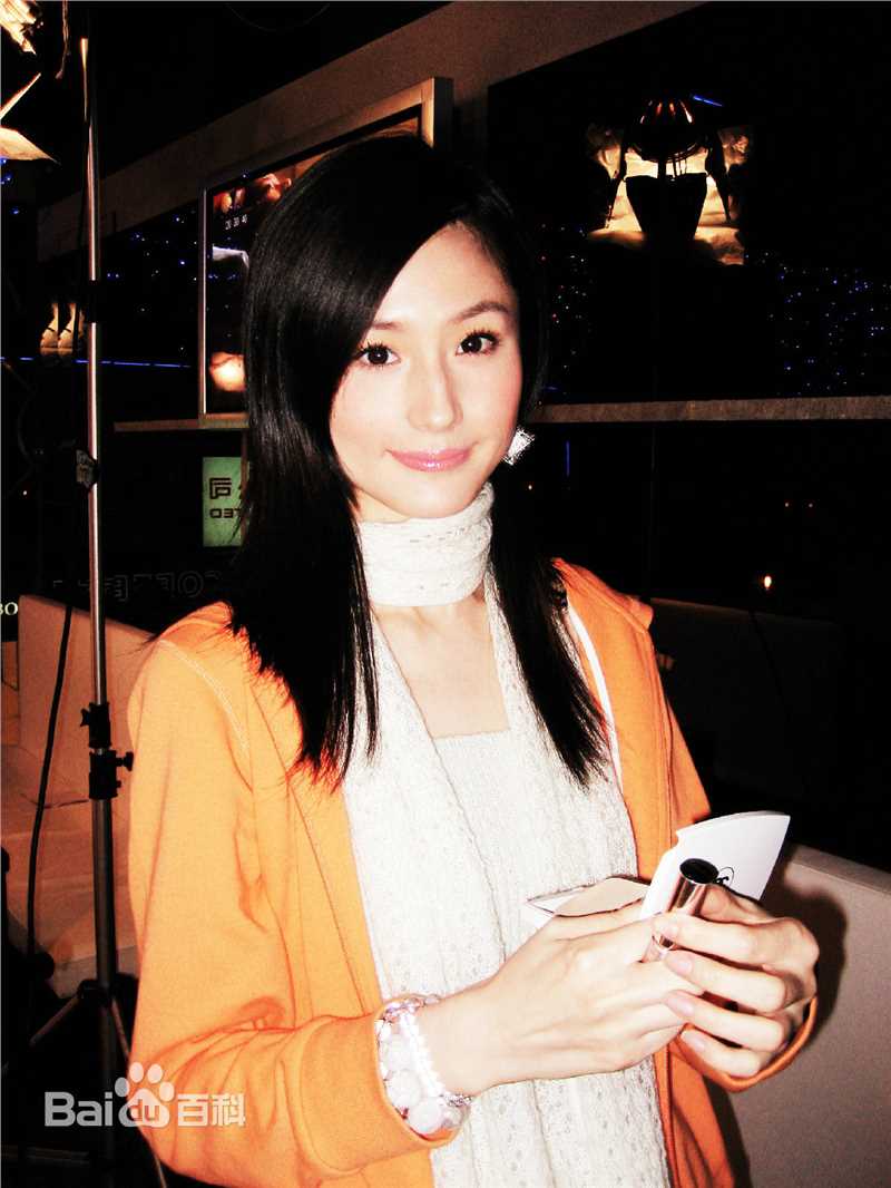 蓝心妍(Crazybarby Leni Lan、ЛаньЯнь、)蓝燕香港报道壁纸壁纸