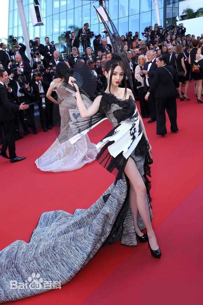 蓝心妍(Crazybarby Leni Lan、ЛаньЯнь、)典礼造型图片图集
