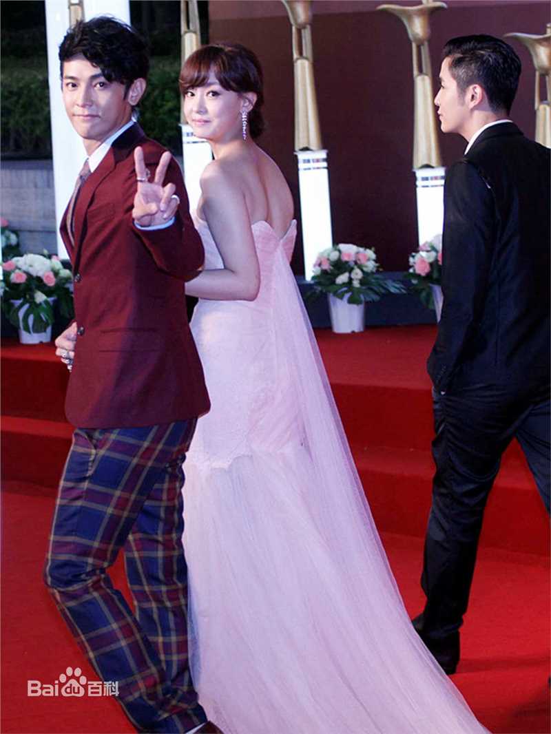 周奇奇汪东城上海国际电影节红毯照图册