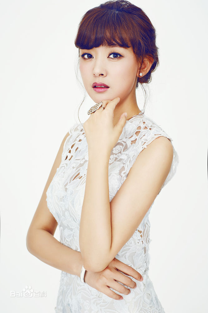 周奇奇新宣传照壁纸壁纸