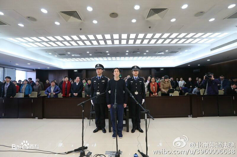 房祖名庭审现场素颜照壁纸