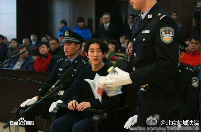 房祖名庭审现场素颜照壁纸