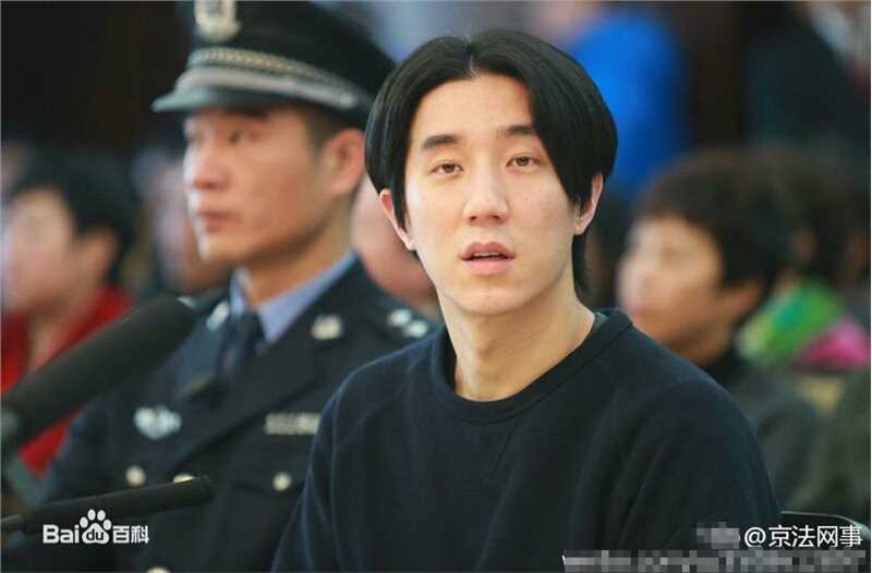 房祖名庭审现场素颜照壁纸