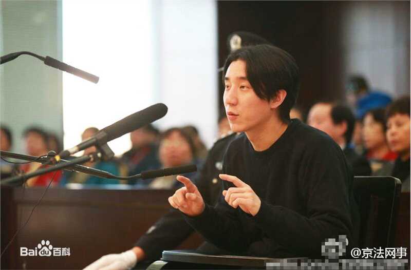 房祖名庭审现场素颜照壁纸