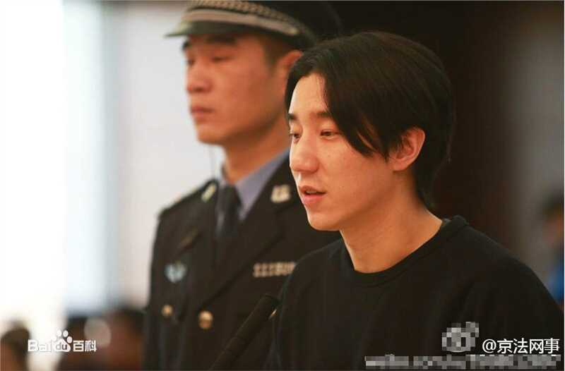 房祖名庭审现场素颜照壁纸