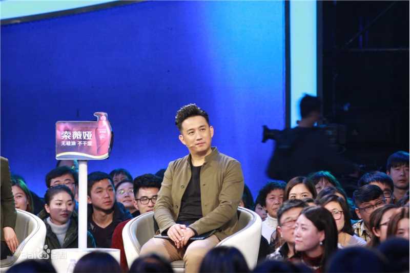 最新黄磊(Huang Lei)在录制《非诚勿扰》中的壁纸