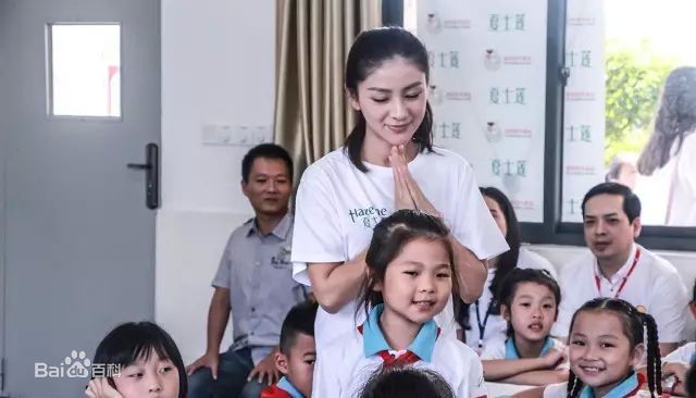 胡可参加公益活动生活照相册