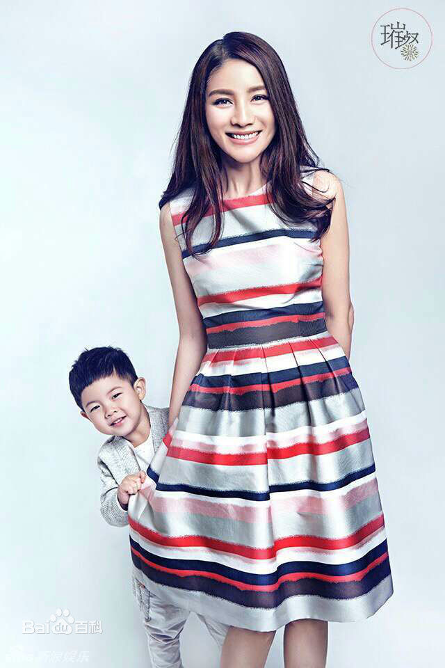 胡可与儿子合影前后照片