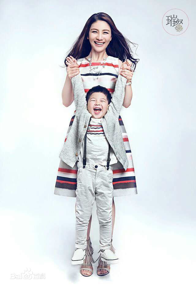 胡可与儿子合影前后照片