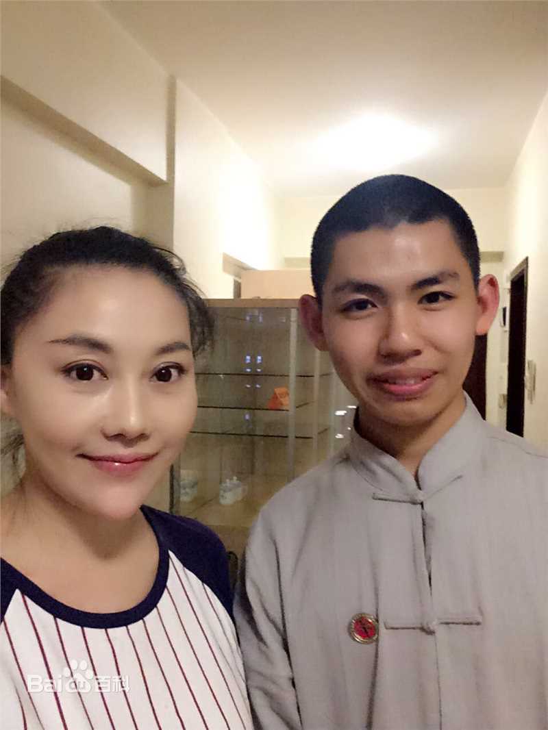 傅冲(Sasa)与亲友合影2前后照片