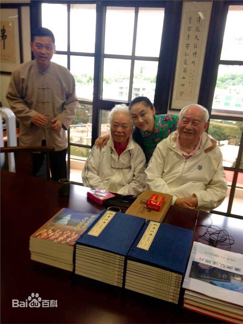 傅冲(Sasa)与亲友合影2前后照片