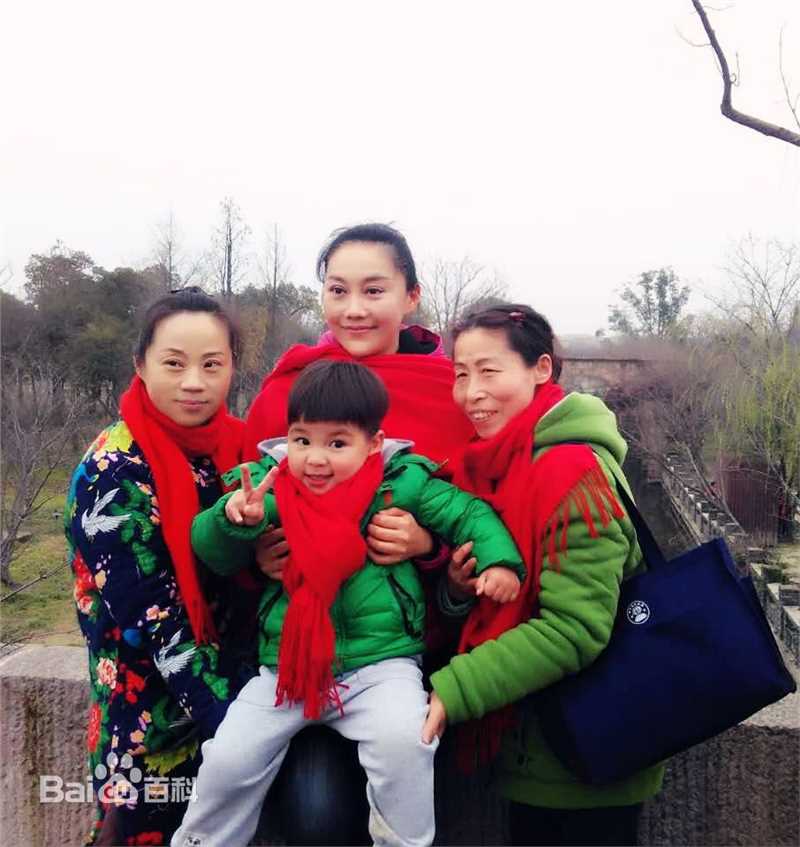 傅冲(Sasa)与亲友合影2前后照片