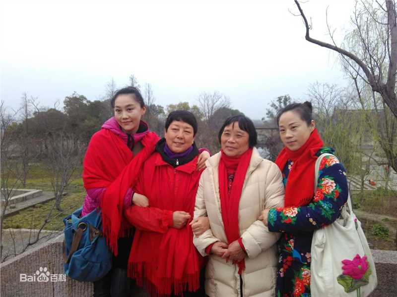 傅冲(Sasa)与亲友合影2前后照片