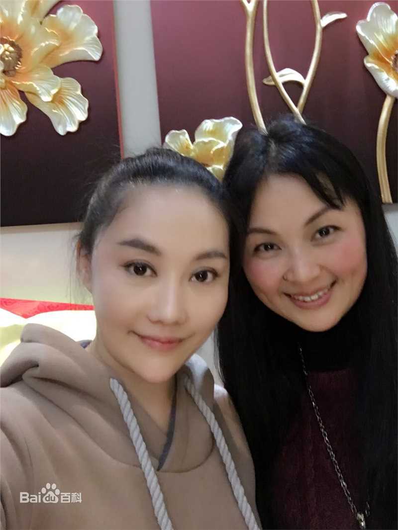 傅冲(Sasa)与亲友合影2前后照片