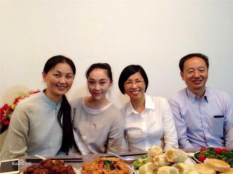 傅冲(Sasa)与亲友合影2前后照片