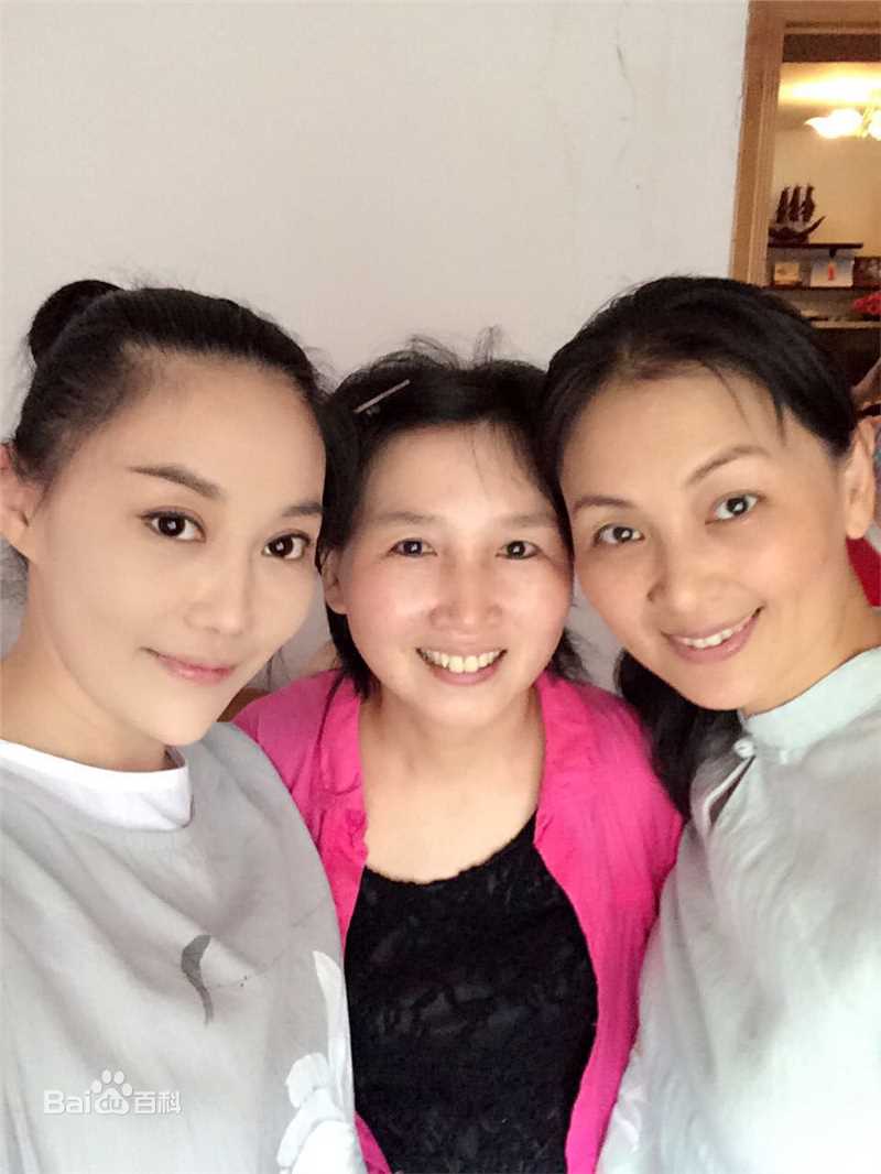 傅冲(Sasa)与亲友合影2前后照片