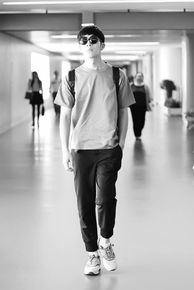 井柏然(Jing Bo Ran)机场时装秀生活照