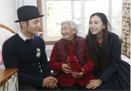 杨颖(Angelababy)三度探访空巢老人图片图集