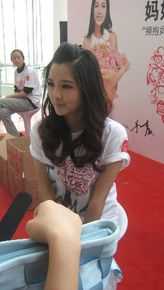 何洁(J.He)2010.05.01“拥抱妈妈”素颜照壁纸