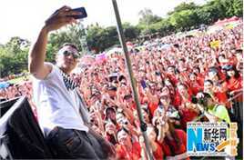 谢霆锋(Nicholas Tse（尼古拉斯 . 谢）)带3000人同做鸡蛋仔破世界纪录素颜照相册
