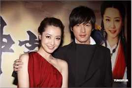 白冰(Ice)新闻活动采访素颜照壁纸