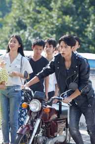 最新魏晨(Vision Wei)在电影《迷妹罗曼史》饰演叶伟军中的壁纸