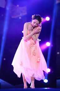 最全吕一(Coco)在现代舞《伴》中的壁纸