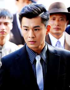 乔振宇(Qiao Zhenyu)在《昙花梦》饰程慈航中的