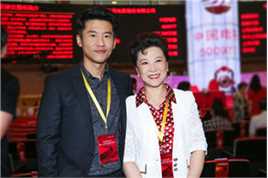 王骁(Lawrence Wang)与母亲王馥荔前后照片