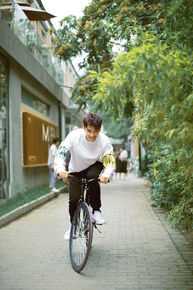 郑凯白色卫衣街拍