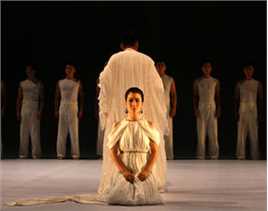 最新卢芳(LuFang)在《安提戈涅》人艺热演 领衔惊艳全场中的壁纸