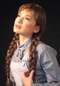 最新阎青妤在《遥远的道路》莉莉娅中的壁纸