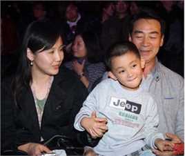 寇振海带妻儿看秀壁纸壁纸