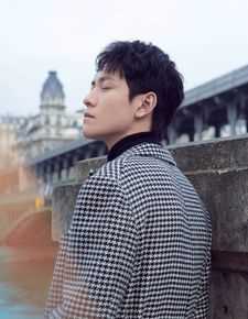 秦俊杰街拍前后照片