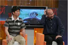 精选贾林在《岁月流金》节目中，和导演张建亚的合影中的图册