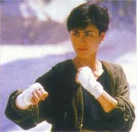 精选高丽虹(Joyce Mina Godenzi)在动作片《皇家女将》中的图册