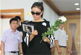 王茜参加好友演员李婷的追悼会图册