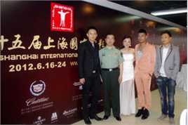 彭博红毯风采前后照片