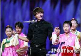 郑智薰(英文名:Rain 韩文名：  罗马拼音：Jung Ji Hoon)广州亚运会闭幕式仁川部分前后照片