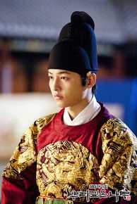 精选宋仲基(Song Joong Ki)在《树大根深》（2011）中的图册