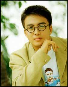 精选裴勇浚(Bae Yong Joon，)在《初恋》图片中的图册