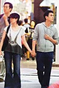 李炜尚(Lee Wai-Sheung/David)与关秀媚手牵手逛街生活照相册